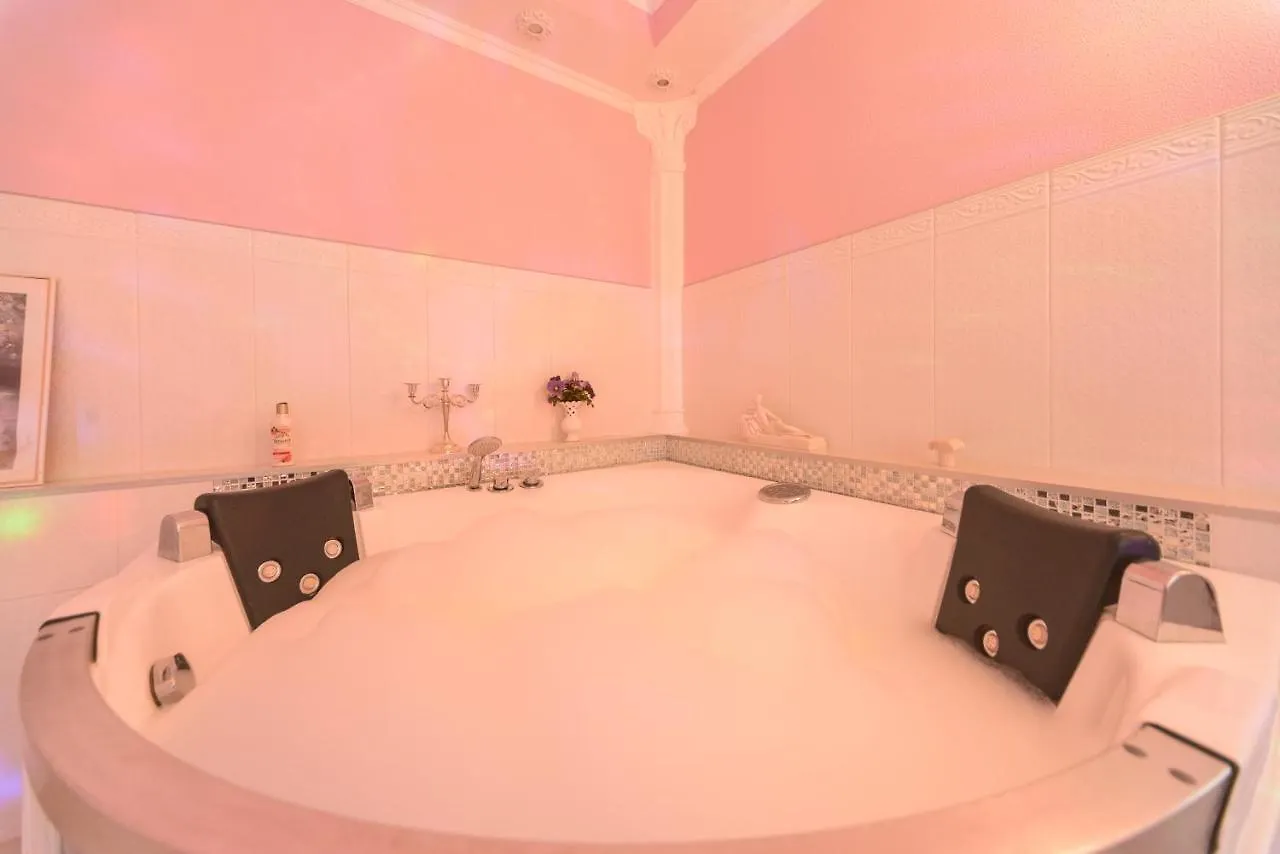 Apartment With Jacuzzi קייב