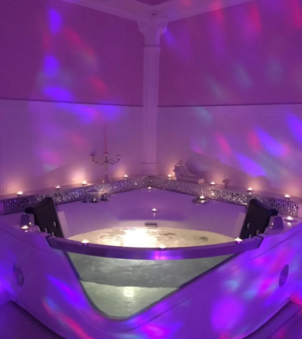 Apartment With Jacuzzi קייב