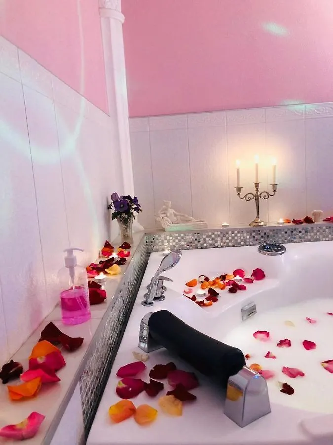Apartment With Jacuzzi קייב