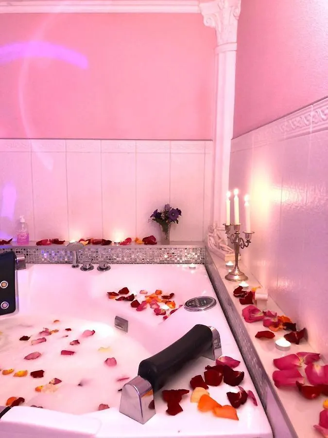 Apartment With Jacuzzi קייב